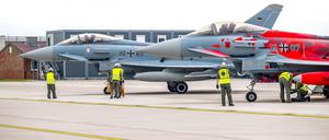 Zwei Eurofighter stehen auf dem Flugplatz Wittmundhafen. 
