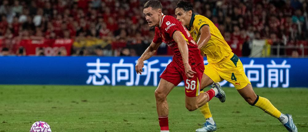 Florian Wirtz (l.) wechselte diesen Sommer von Bayer Leverkusen zum FC Liverpool.