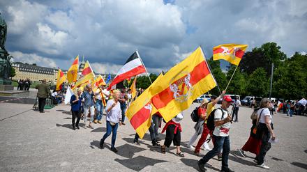 Das Treffen der „Reichsbürger“ war angemeldet unter dem Motto „Das sechste große Treffen der Bundesstaaten, Heimath und Weltfrieden“. 