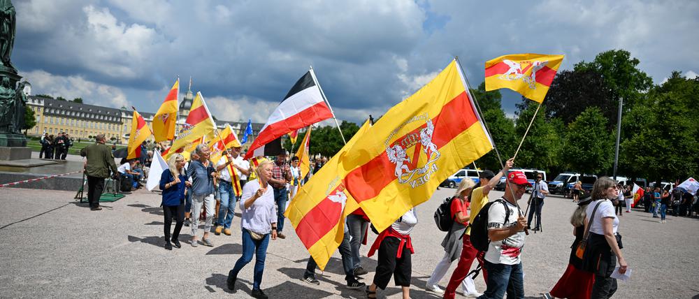 Das Treffen der „Reichsbürger“ war angemeldet unter dem Motto „Das sechste große Treffen der Bundesstaaten, Heimath und Weltfrieden“. 