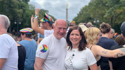 Posieren mit Regenbogen: Berlins Regierender Bürgermeister Kai Wegner (CDU) lässt sich mit der Progressive-Flag auf dem Ärmel fotografieren.