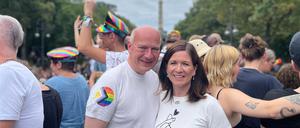 Posieren mit Regenbogen: Berlins Regierender Bürgermeister Kai Wegner (CDU) lässt sich mit der Progressive-Flag auf dem Ärmel fotografieren.
