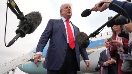 Trump schaltet sich aus Schottland in den Konflikt ein. 