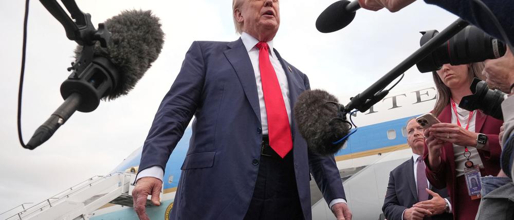 Trump schaltet sich aus Schottland in den Konflikt ein.