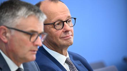 Bundeskanzler Friedrich Merz (CDU, r) schneidet bei der jüngsten Insa-Umfrage schlecht ab. 
