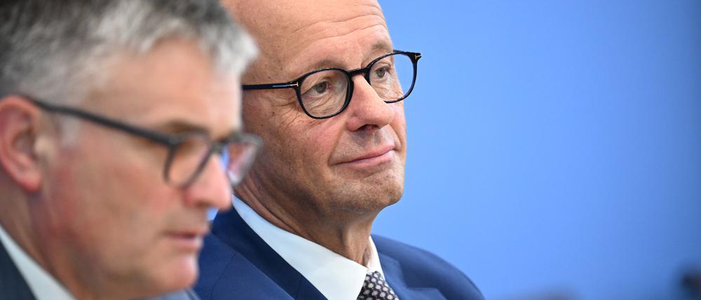 Bundeskanzler Friedrich Merz (CDU, r) schneidet bei der jüngsten Insa-Umfrage schlecht ab. 