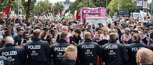 Teilnehmer der Internationalist Queer Pride for Liberation (IQP) stehen bei einer Aktion am Südstern in Kreuzberg Polizisten gegenüber.