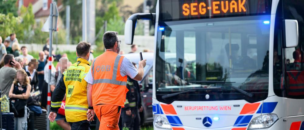 Rund 400 Fahrgäste sind in der Nähe von Wien nach einer technischen Panne aus einem ICE gerettet worden.