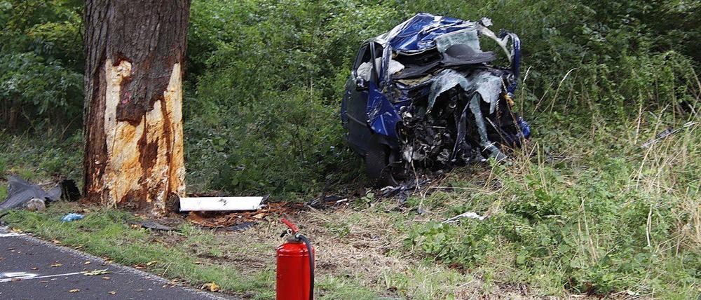 Das Auto wurde bei dem Unfall komplett zerstört.
