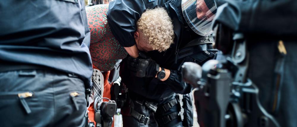 Die Polizei nimmt etliche Demonstranten fest.