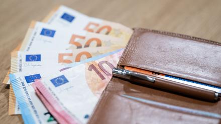 Vielen Menschen in Berlin haben nicht einmal Geld für eine Woche Urlaub im Jahr. (Archivbild)