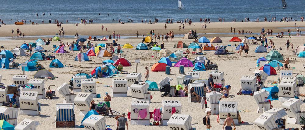 Eine Woche am Strand - oder auch nur bei Freunden - ist für viele Menschen zu teuer. (Archivbild)