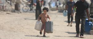 Palästinenser versuchen, ihren täglichen Wasserbedarf zu decken, indem sie Kanister aus Wassertankwagen füllen, die in das Gebiet in Gaza-Stadt gebracht wurden.