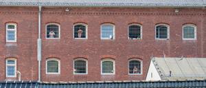 Inhaftierte sind in der JVA Waldheim zusehen.