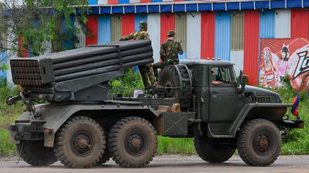 Ein kambodschanisches Militärfahrzeug trägt einen Raketenwerfer in der Provinz Oddar Meanchey.