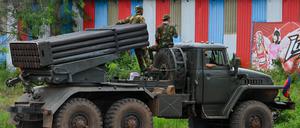Ein kambodschanisches Militärfahrzeug trägt einen Raketenwerfer in der Provinz Oddar Meanchey.