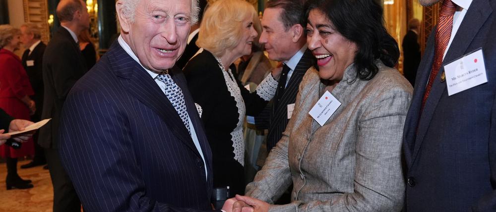 Gurinder Chadha mit König Charles III. im November 2024 bei einem Empfang. 