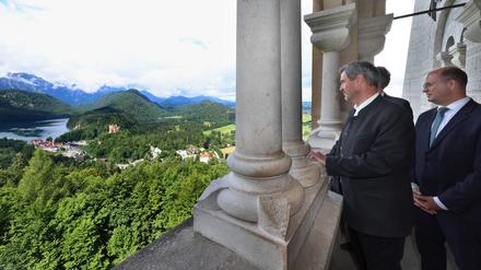 Bayerns Ministerpräsident Markus Söder Finanzminister Albert Füracker stehen auf einem Balkon des Schlosses Neuschwanstein. (Symbolbild)