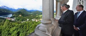 Bayerns Ministerpräsident Markus Söder Finanzminister Albert Füracker stehen auf einem Balkon des Schlosses Neuschwanstein. (Symbolbild)