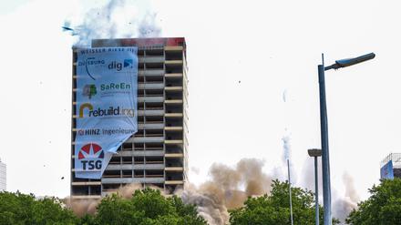 Pünktlich um 12:00 Uhr wird das Hochhaus „Weißer Riese“ mit zwei Sprengungen zu Boden gelegt.