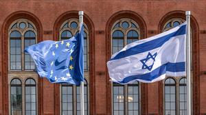 Flaggen der EU und Israels vor dem Roten Rathaus in Berlin.