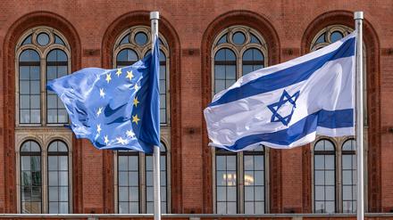 Flaggen der EU und Israels vor dem Roten Rathaus in Berlin am 14.05.25.