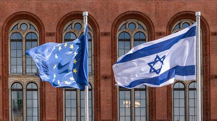 Flaggen der EU und Israels vor dem Roten Rathaus in Berlin.