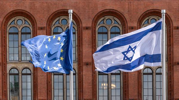 Flaggen der EU und Israels vor dem Roten Rathaus in Berlin.