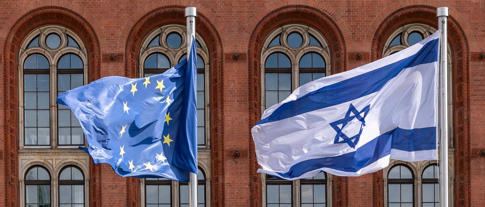 Flaggen der EU und Israels vor dem Roten Rathaus in Berlin am 14.05.25.