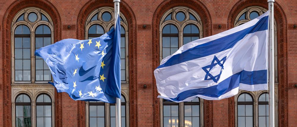 Flaggen der EU und Israels vor dem Roten Rathaus in Berlin am 14.05.25.