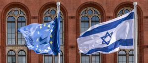 Flaggen der EU und Israels vor dem Roten Rathaus in Berlin am 14.05.25.