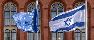 Flaggen der EU und Israels vor dem Roten Rathaus in Berlin am 14.05.25.