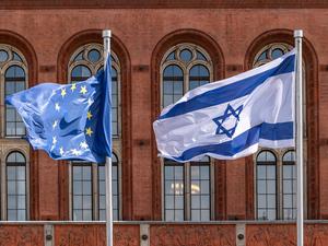 Flaggen der EU und Israels vor dem Roten Rathaus in Berlin.