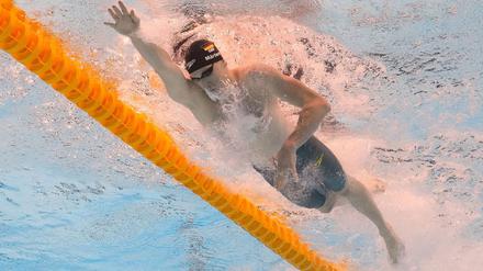 Lukas Märtens hat die WM-Goldmedaille über 400 Meter Freistil gewonnen.