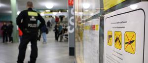 Am ersten Tag des Messer- und Waffenverbots in allen Berliner Bahnen und Bussen beschlagnahmte die Polizei elf Messer (Archivbild).