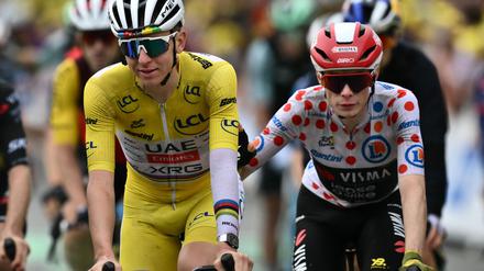 Tadej Pogacar im Gelben Trikot und Jonas Vingegaard im Bergtrikot. Gewonnen hat das bei der Tour allerdings auch der Mann aus Slowenien.