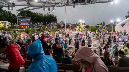 Zuschauer verlassen die ZDF-“Fernsehgarten“-Arena nach wetterbedigtem Abbruch.