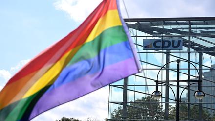 Eine Regenbogenfahne ist bei der 47. Berlin Pride, der Demonstration zum Christopher Street Day (CSD) vor der CDU-Bundesgeschäftsstelle, dem Konrad-Adenauer-Haus, zu sehen. 