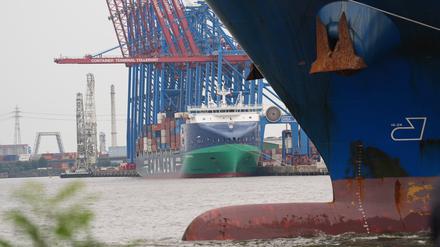 Das riesige Containerschiff ·Cosco Shipping Virgo· (vorne) der Reederei Cosco Shipping wird im Hamburger Hafen von Schleppern an den Container-Terminal Tollerort gezogen.