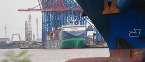 Das riesige Containerschiff ·Cosco Shipping Virgo· (vorne) der Reederei Cosco Shipping wird im Hamburger Hafen von Schleppern an den Container-Terminal Tollerort gezogen.