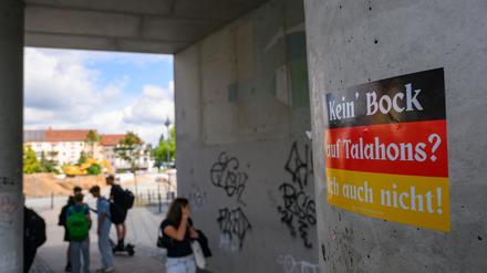 Ein Aufkleber an einer Mauer am Busbahnhof der Stadt Spremberg