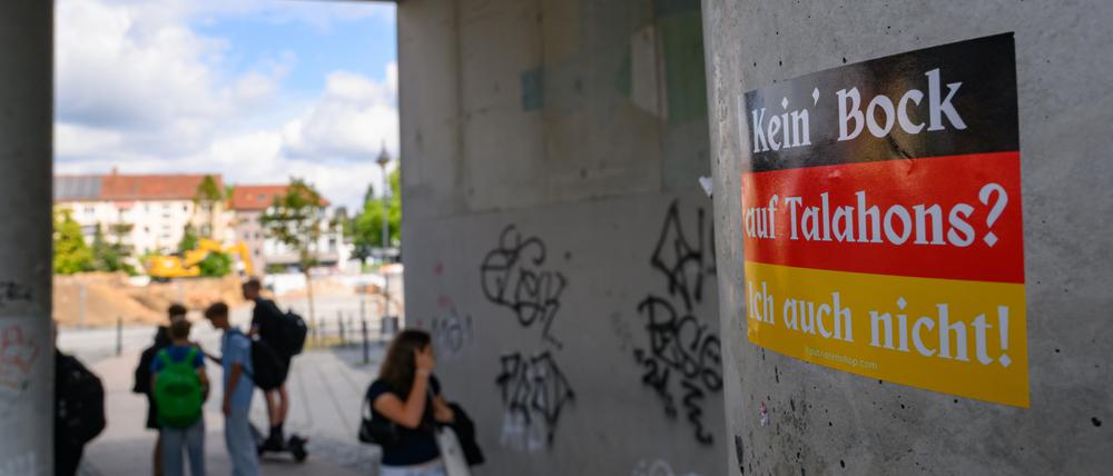 Ein Aufkleber an einer Mauer am Busbahnhof der Stadt Spremberg