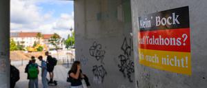 Ein Aufkleber an einer Mauer am Busbahnhof der Stadt Spremberg