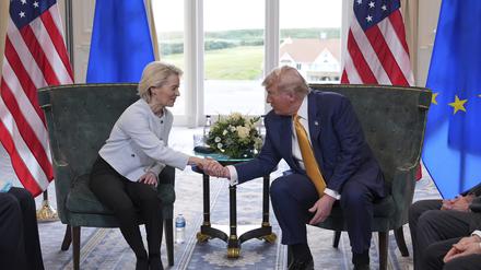 US-Präsident Donald Trump trifft die Präsidentin der Europäischen Kommission Ursula von der Leyen zu bilateralen Gesprächen auf dem Trump Turnberry Golfplatz. 