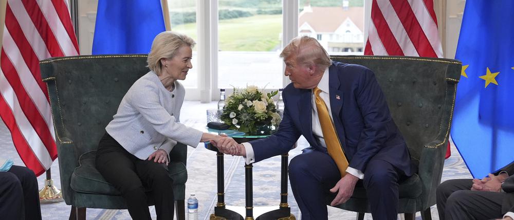 US-Präsident Donald Trump trifft die Präsidentin der Europäischen Kommission Ursula von der Leyen zu bilateralen Gesprächen auf dem Trump Turnberry Golfplatz.