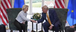US-Präsident Donald Trump trifft die Präsidentin der Europäischen Kommission Ursula von der Leyen zu bilateralen Gesprächen auf dem Trump Turnberry Golfplatz. 