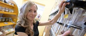 Carolin Schönborn in ihrem Geschäft  „maßVoll“ - einkaufen unverpackt“.