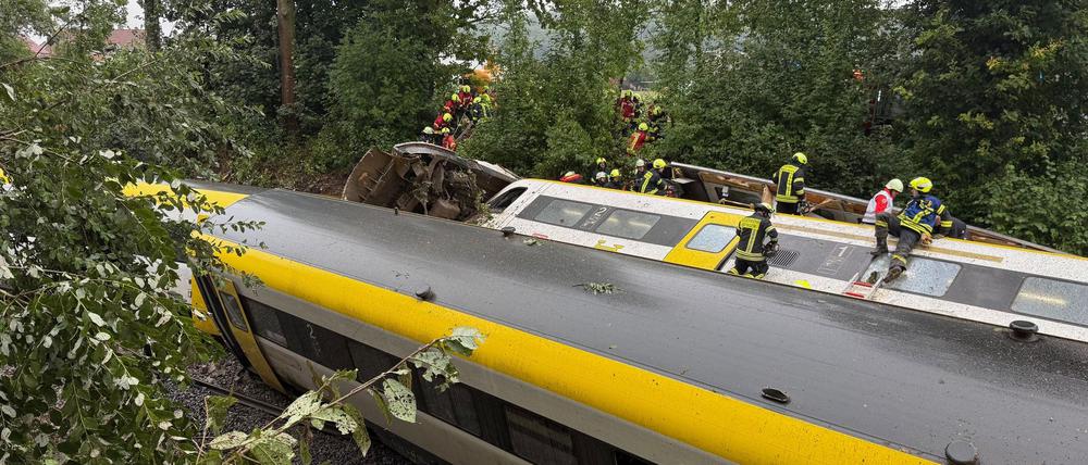 In Baden-Württemberg ist ein Personenzug entgleist.
