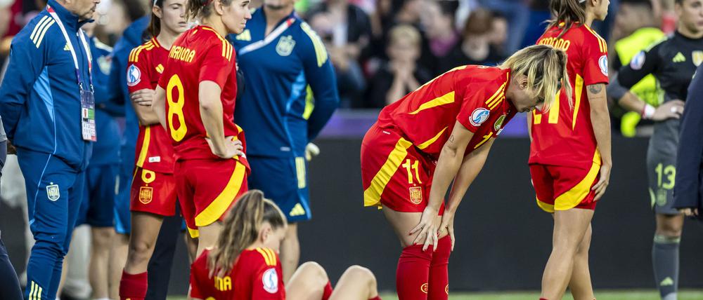 Spaniens Topspielerin Bonmati (Spielerin ganz links) konnte sich nach dem verlorenen EM-Finale mit einem persönlichen Preis trösten