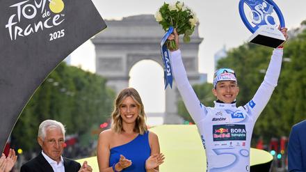 Lipowitz feiert Platz drei in Paris.